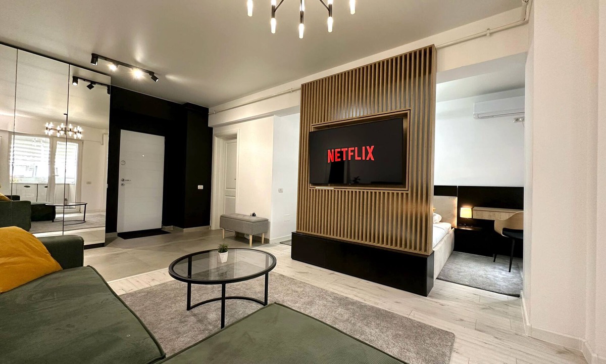 Bucharest Apartment | New! Skyline Bucharest Central Desk Snacks Ideal for Longer Stays