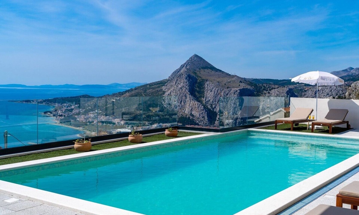 Borak Villa | New! Villa BAMM with heated 36sqm pool, 5 en-suite bedrooms, and panoramic sea views