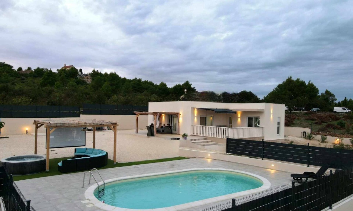 Bilice Villa | nFamilly house with heated pool WHITOUT CHEMICAL,jacuzzi&cinema projector