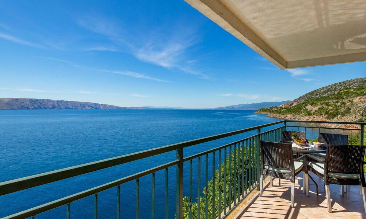 Vratarusa Apartment | Nice apartment for 5 people with A/C, WIFI, pool, TV, terrace and pets allowed