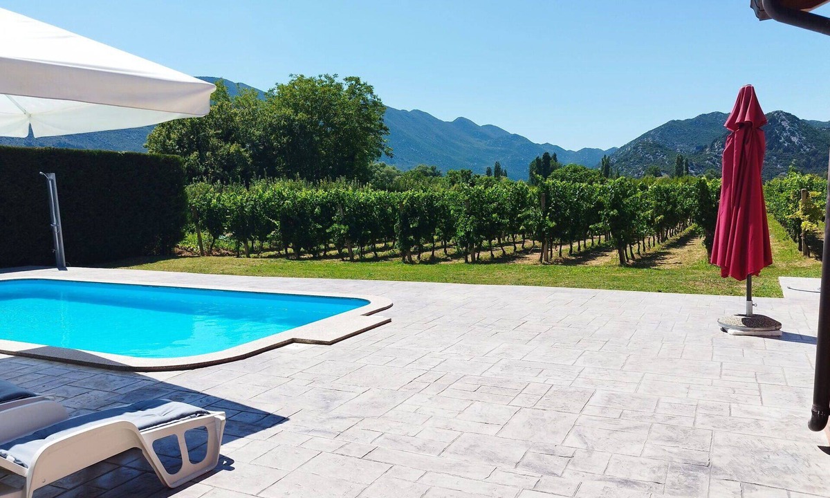 Dusina Apartment | Nice apartment for 8 guests with A/C, WIFI, private pool, TV and terrace