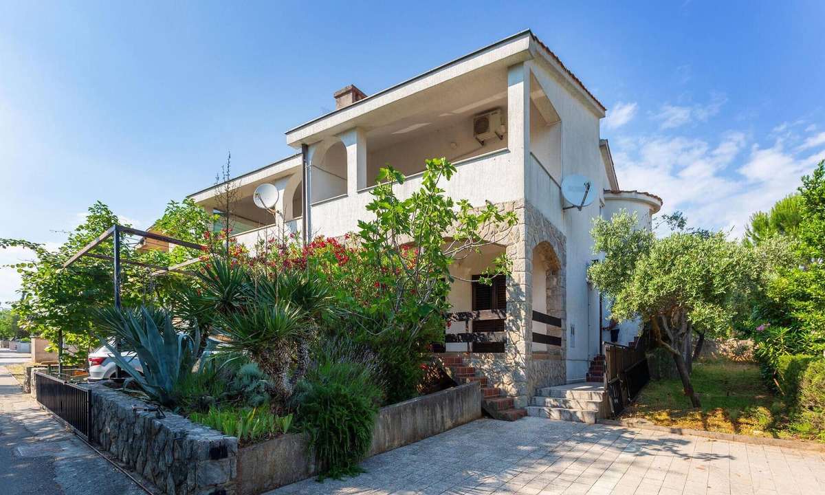 Krk Apartment | Nice apartment in Pinezici with WiFi