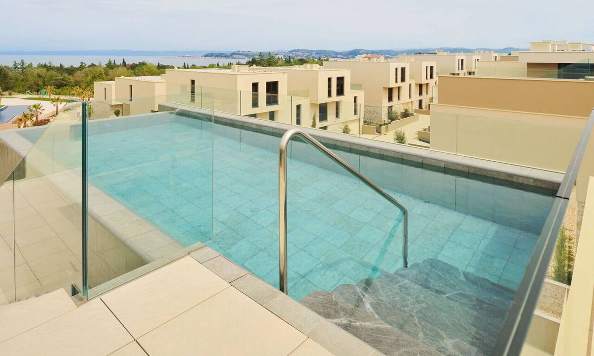 Savudrija House | Nice apartment in villa for 8 guests with A/C, WIFI, pool, hot tub, TV and terrace