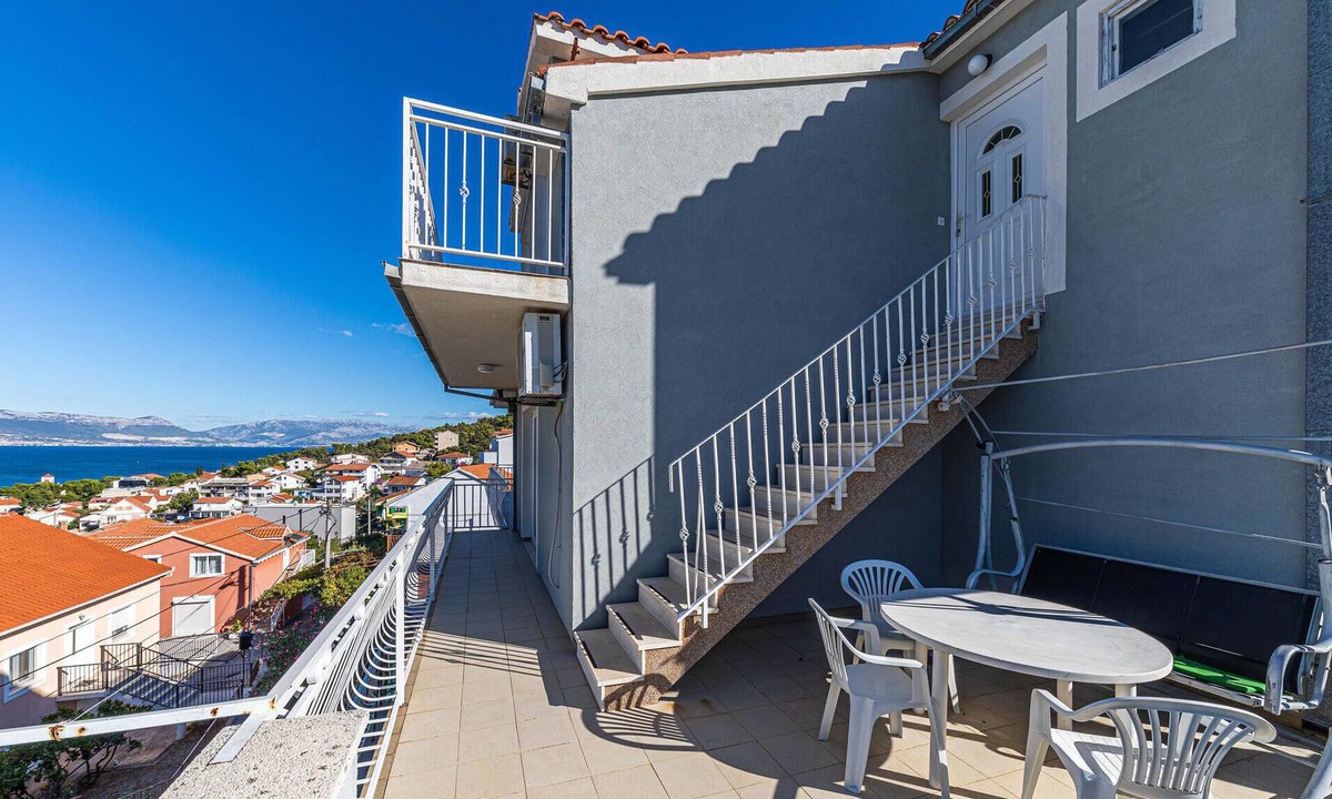 Municipality of Trogir Apartment | On a hill are these three tastefully furnished apartments with beautiful sea view (CDM360, CDM395 an