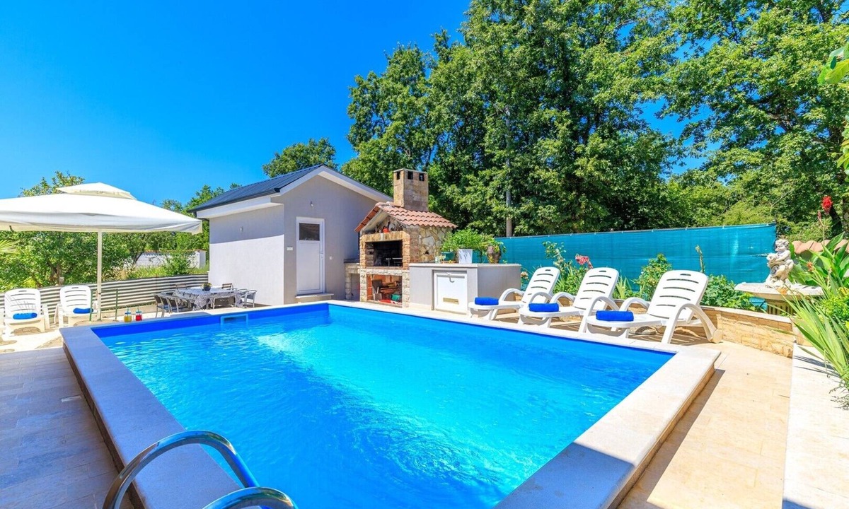 Nova Vas Apartment | One-Bedroom Apartment Vanessa II with common Pool