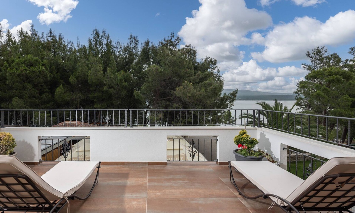 Pridraga Apartment | One bedroom apartment with terrace and sea view Pridraga - Cuskijaš, Novigrad (A-6306-b)