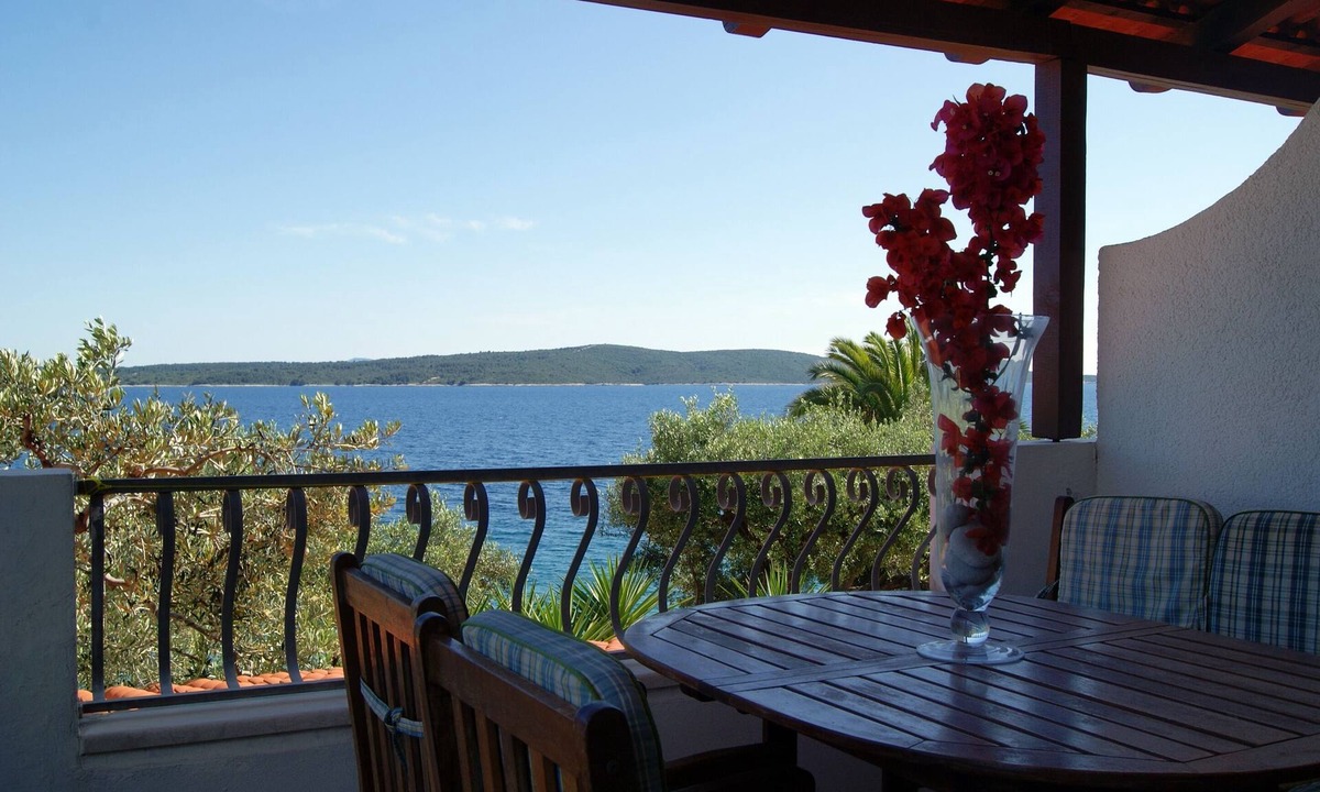 Zavala Apartment | One bedroom apartment near beach Zavala, Hvar (A-553-c)
