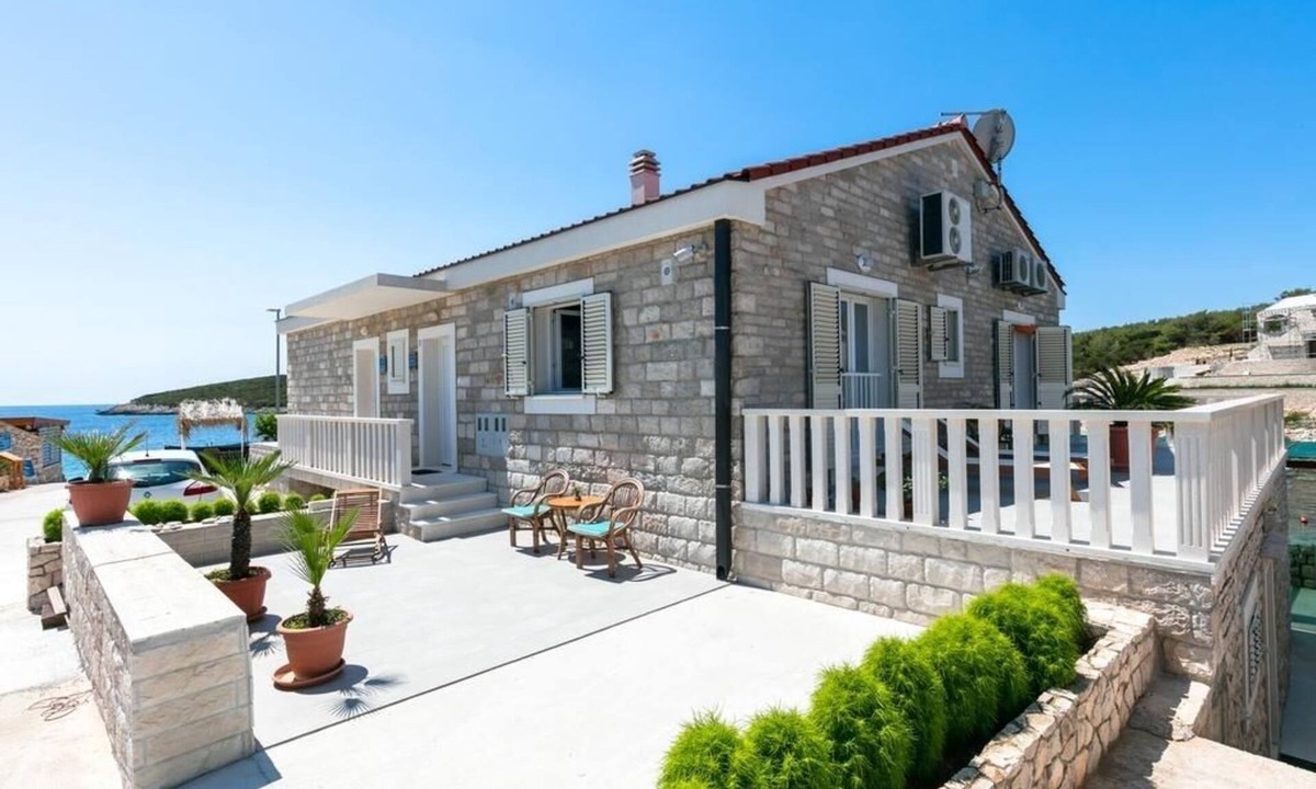 Stiniva Apartment | One bedroom apartment near beach Rukavac, Vis (A-15352-b)