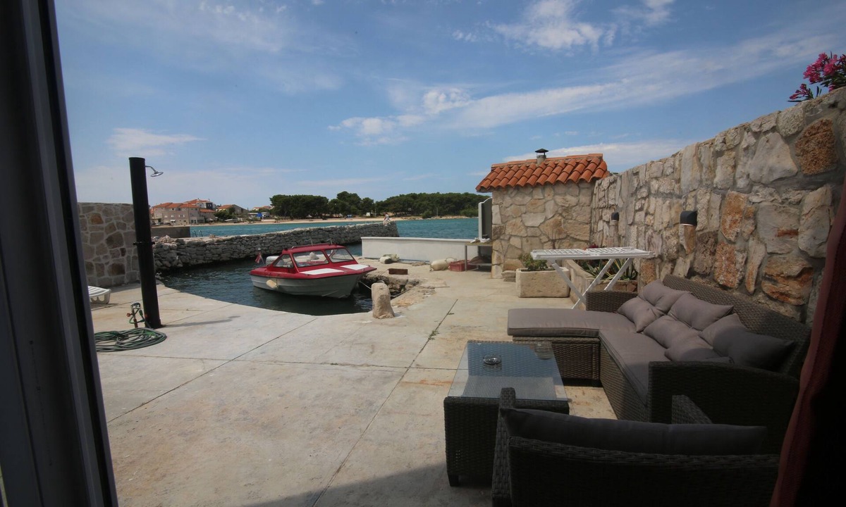 Betina Apartment | One bedroom apartment with terrace and sea view Betina, Murter (A-21840-a)