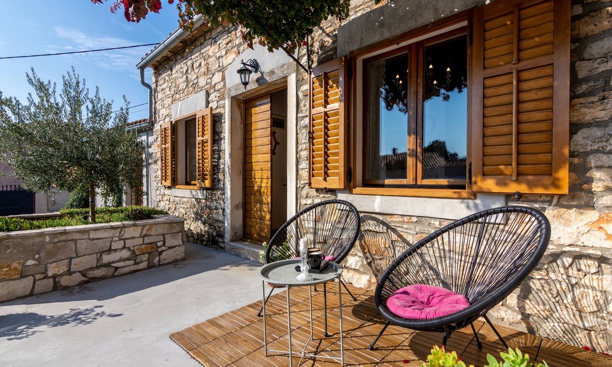 Loborika Apartment | One bedroom apartment with hot tub Loborika, Pula (A-12983-a)