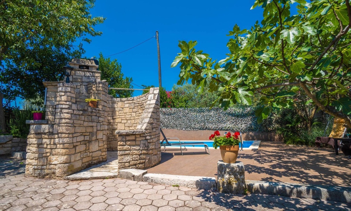 Krnica Apartment | One bedroom apartment with a swimming pool Krnica, Marčana (A-7357-c)
