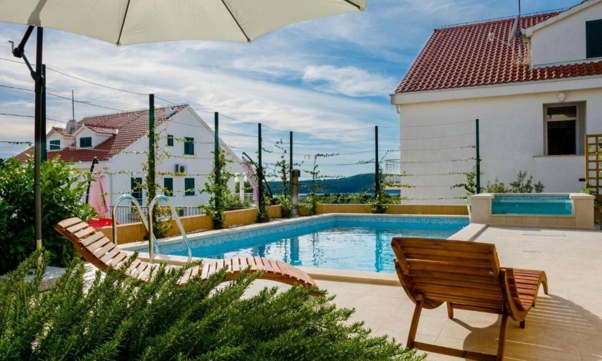 Cove Makarac (Milna) Apartment | One bedroom apartment with a swimming pool Milna, Brač (A-22122-b)