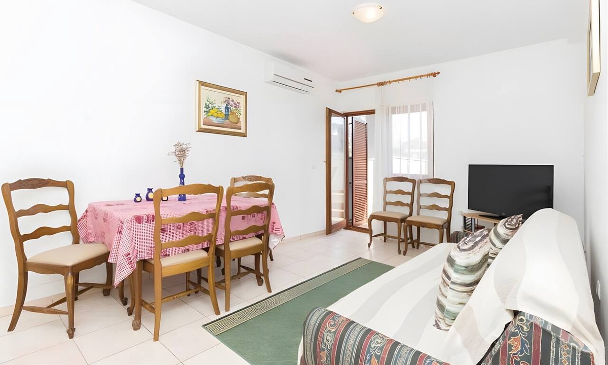 Tkon Apartment | One-Bedroom Apartment with Sea View, WiFi, and Air Conditioning