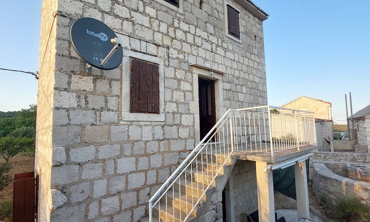 Zena Glava House | Peaceful Two Bedroom Stone House in the Heart of Vis Island