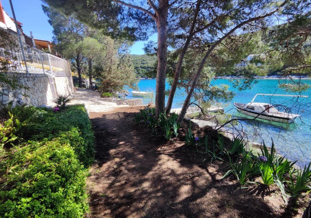 Cove Rogacic Apartment | Perina Haven - Island Vis Beachfront
