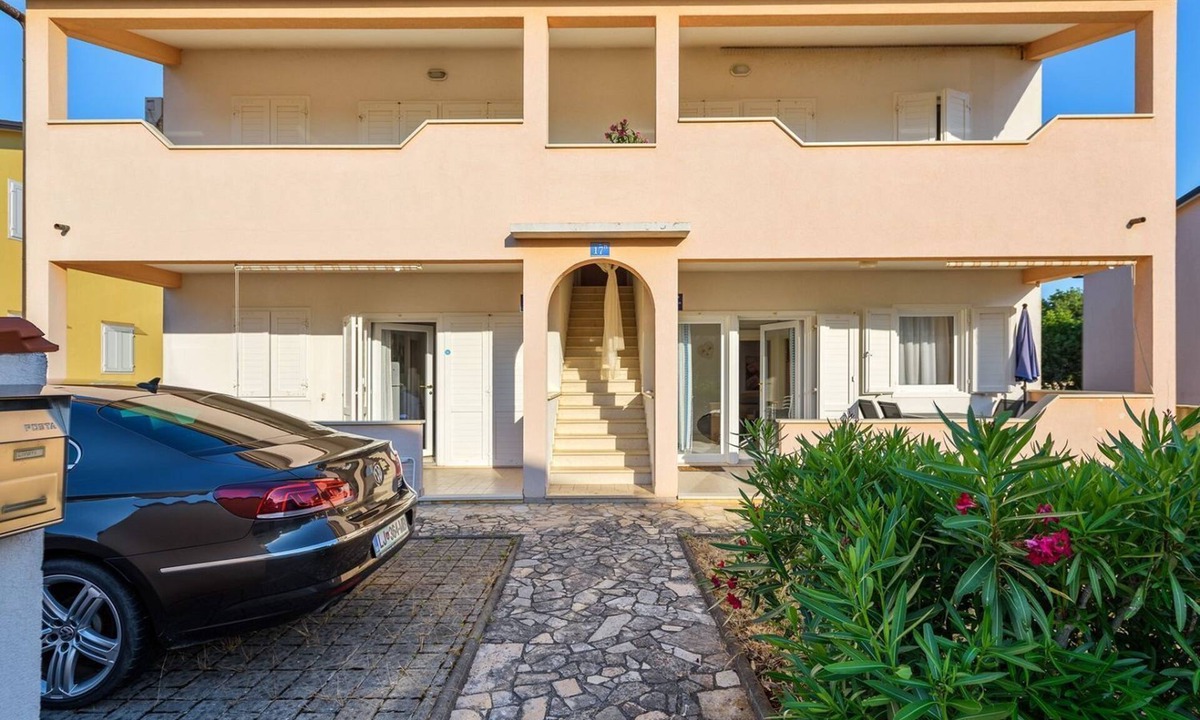 Lovrecica Apartment | Picturesque apartment just 60 metres from the beach with sea views and private parking