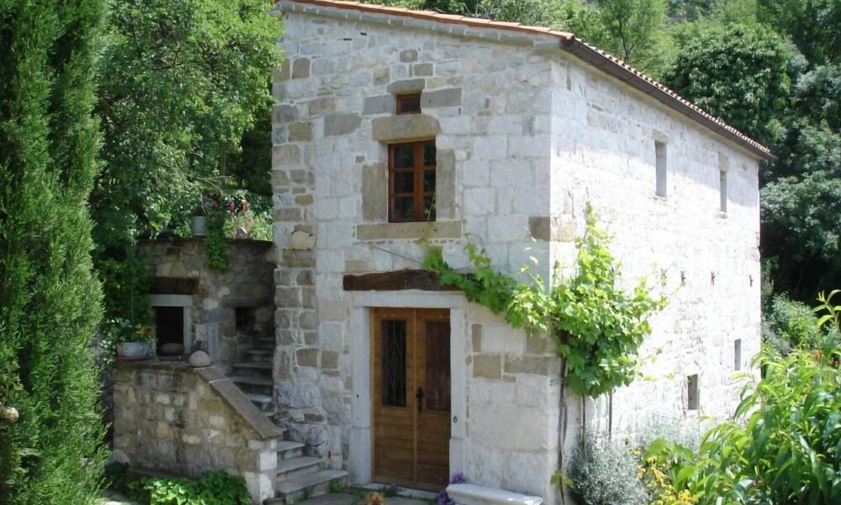 Podpec Cottage | Podpec: Country Cottage in the countryside with absolute privacy
