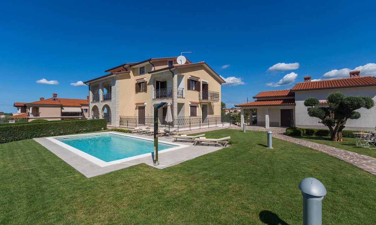 Vizinada Apartment | Pool, sun loungers, well-kept garden,family-friendly, barbecue, garden furniture