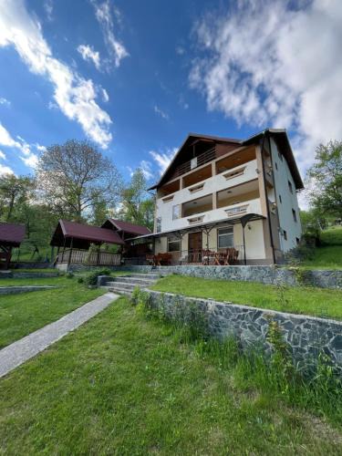 Capatineni-Ungureni House | Poteca Ursului