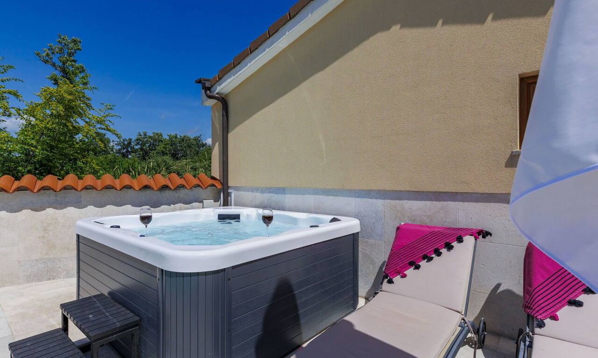 Pinezici House | Private Villa with A/C, private pool, WIFI, hot tub, TV, terrace, pets allowed, panoramic view