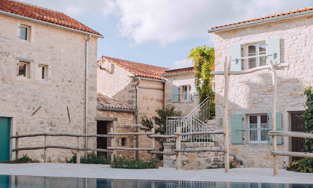 Karlovici Apartment | Red apartment with pool