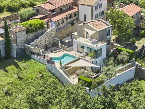 Buje Villa | Residence Monte near Umag for 10 people with heated infinity pool, spa & play room