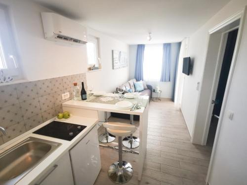 Tucepi Apartment | Rita Apartments - Sea-view apartment 2plus1