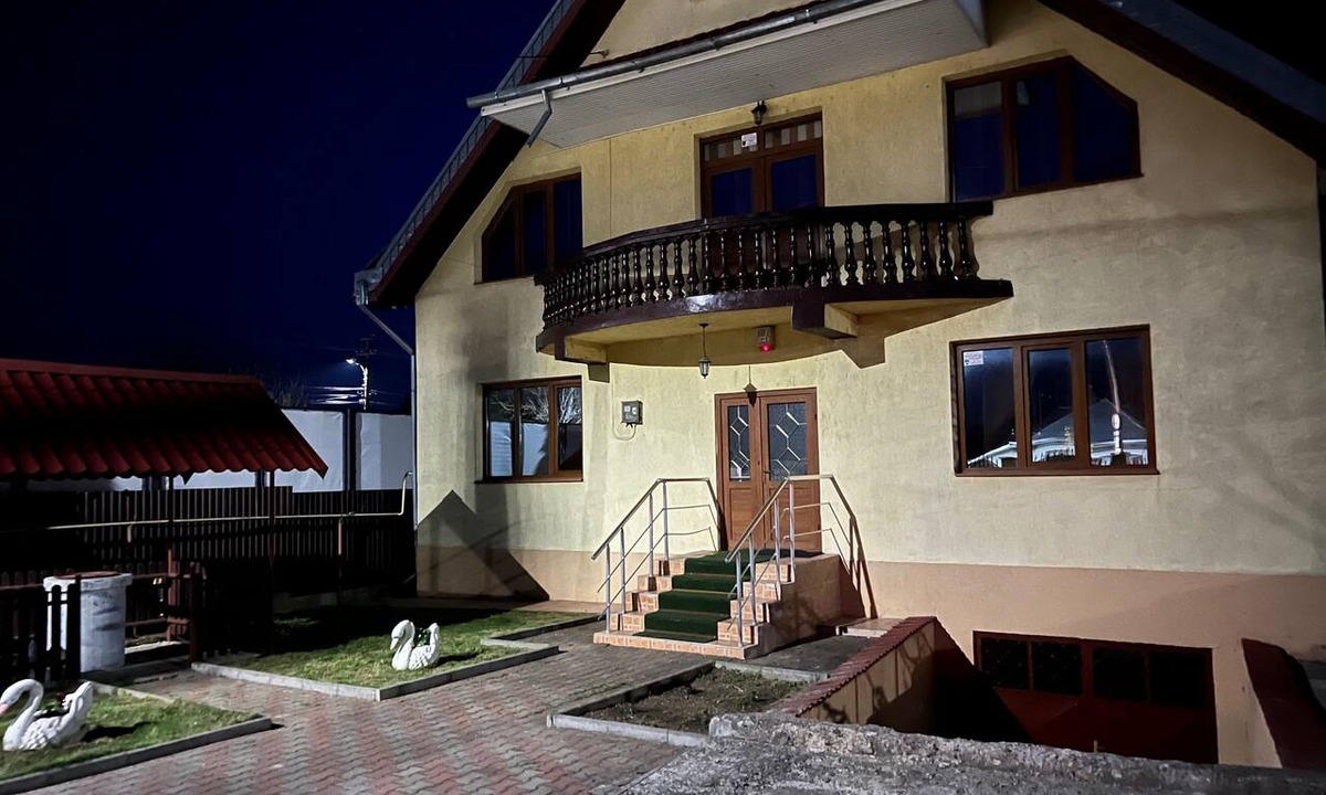 Roman Villa | Roman Villa, Sleeps 8 with Parking and Garden