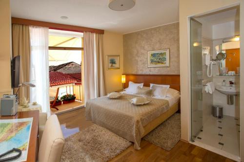 Split Bed & Breakfast | Royal Suites