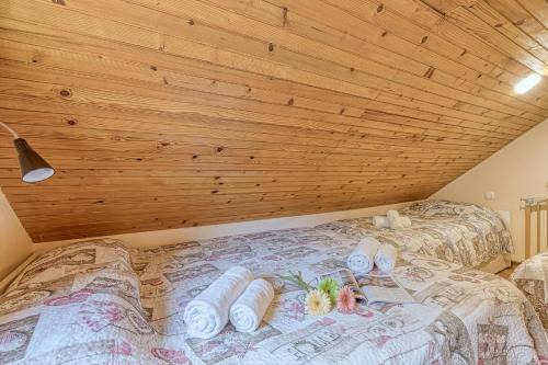 Hrib pri Hinjah Ski Chalet | Rozi's Riverside Cottage - Happy Rentals