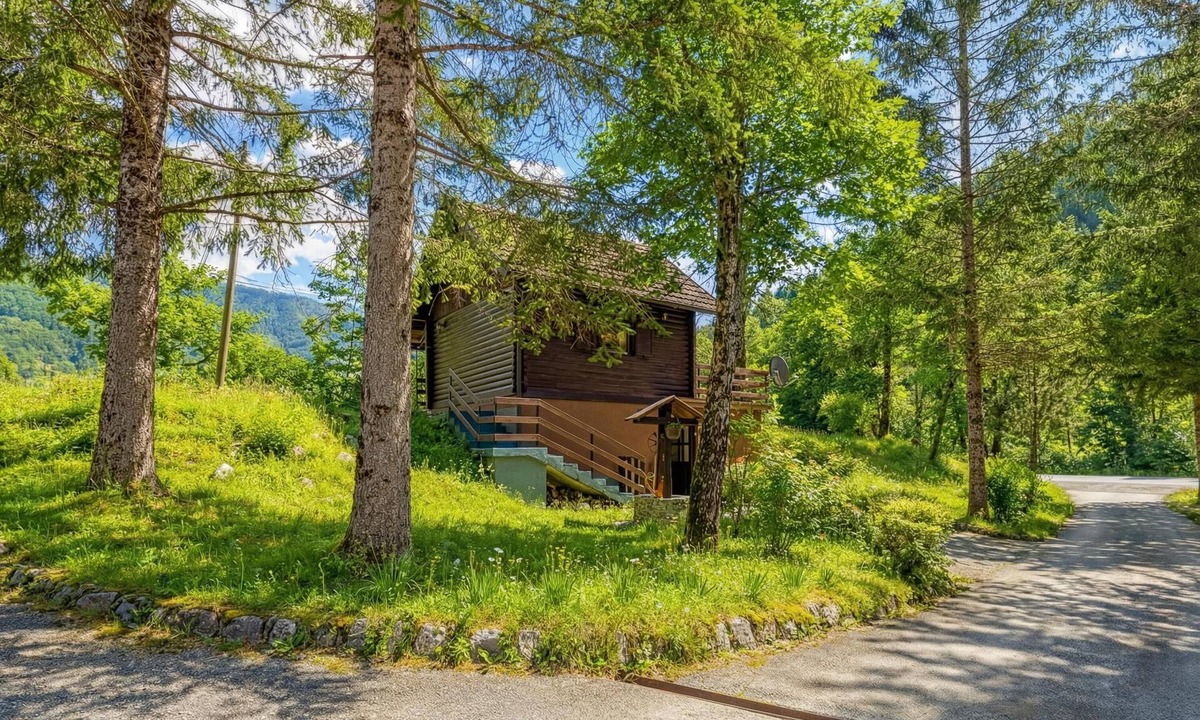 Hrib pri Hinjah Ski Chalet | Rozi's Riverside Cottage, Osilnica, Slovenia