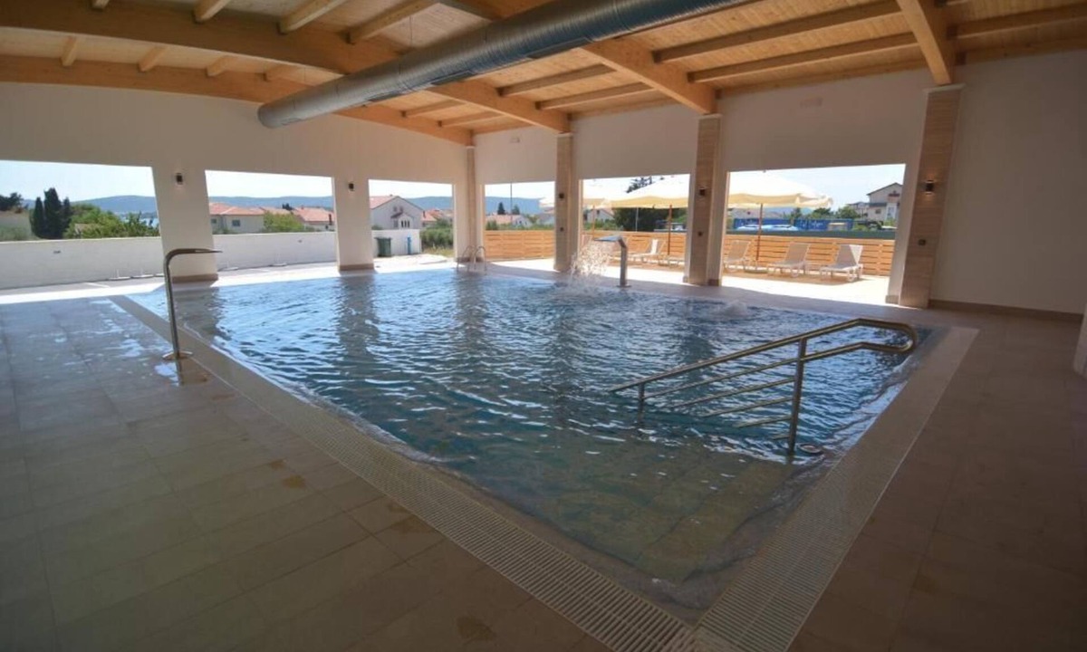 Sveti Filip i Jakov Apartment | Rubinić A5, 200m to the beach, indoor heated pool, 4 people, free WiFi, parking