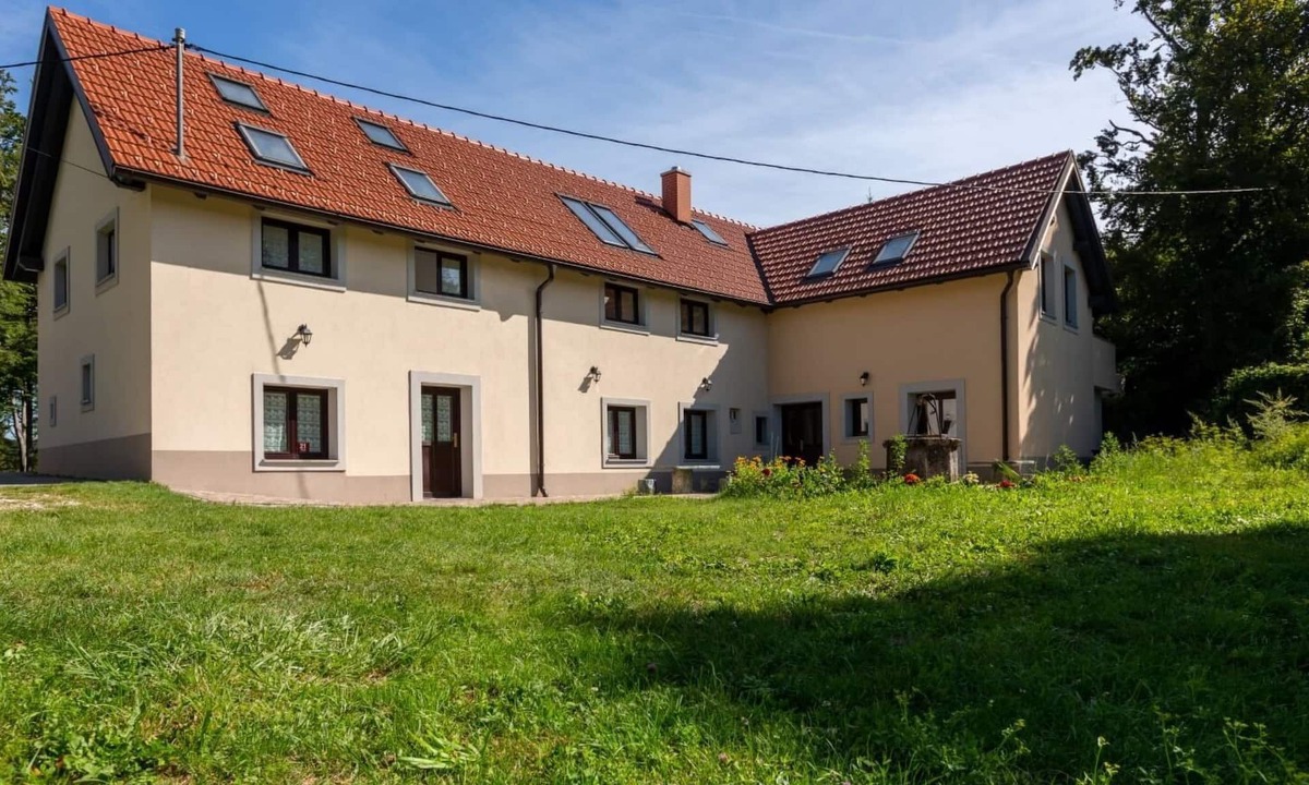 Ajdovscina Apartment | Schönes Apartment in Gozd mit Garten, tollem Ausblick by Interhome