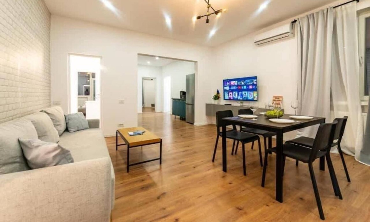 Bucharest City-Centre Apartment | Spacious 4-bedroom apartment in lovely București with AC