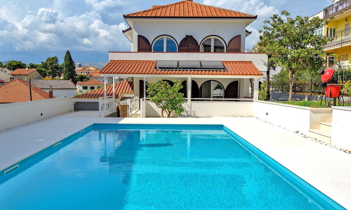 Okrug Gornji Villa | Spacious 8-bedroom house with pool in brilliant Okrug Gornji