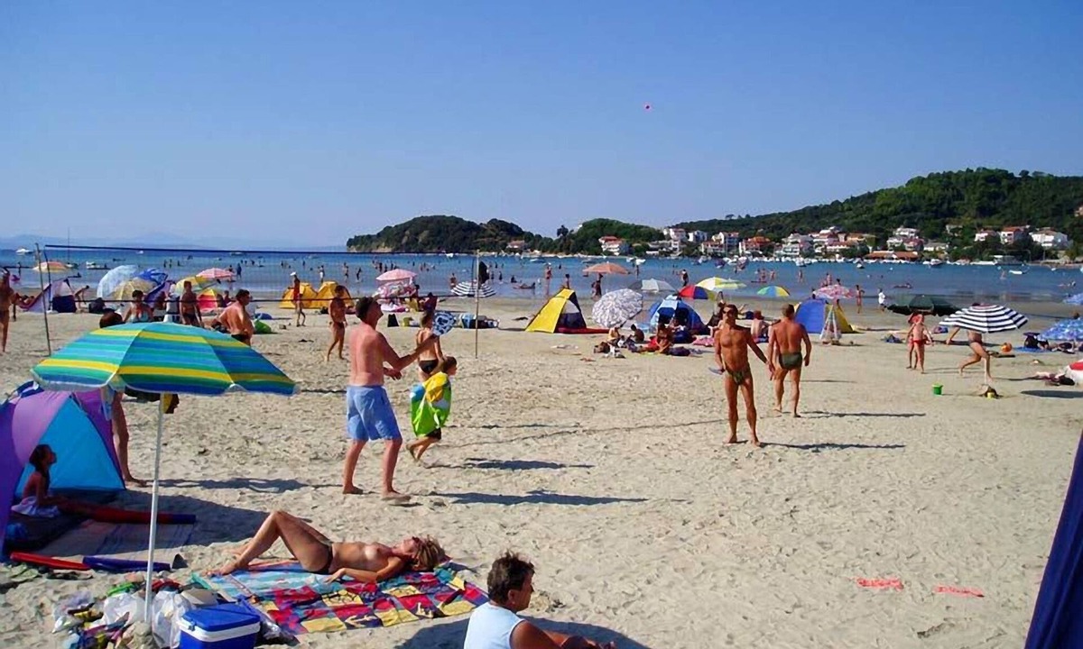 Kampor Apartment | Spacious and Sunny Apartment on Island Rab