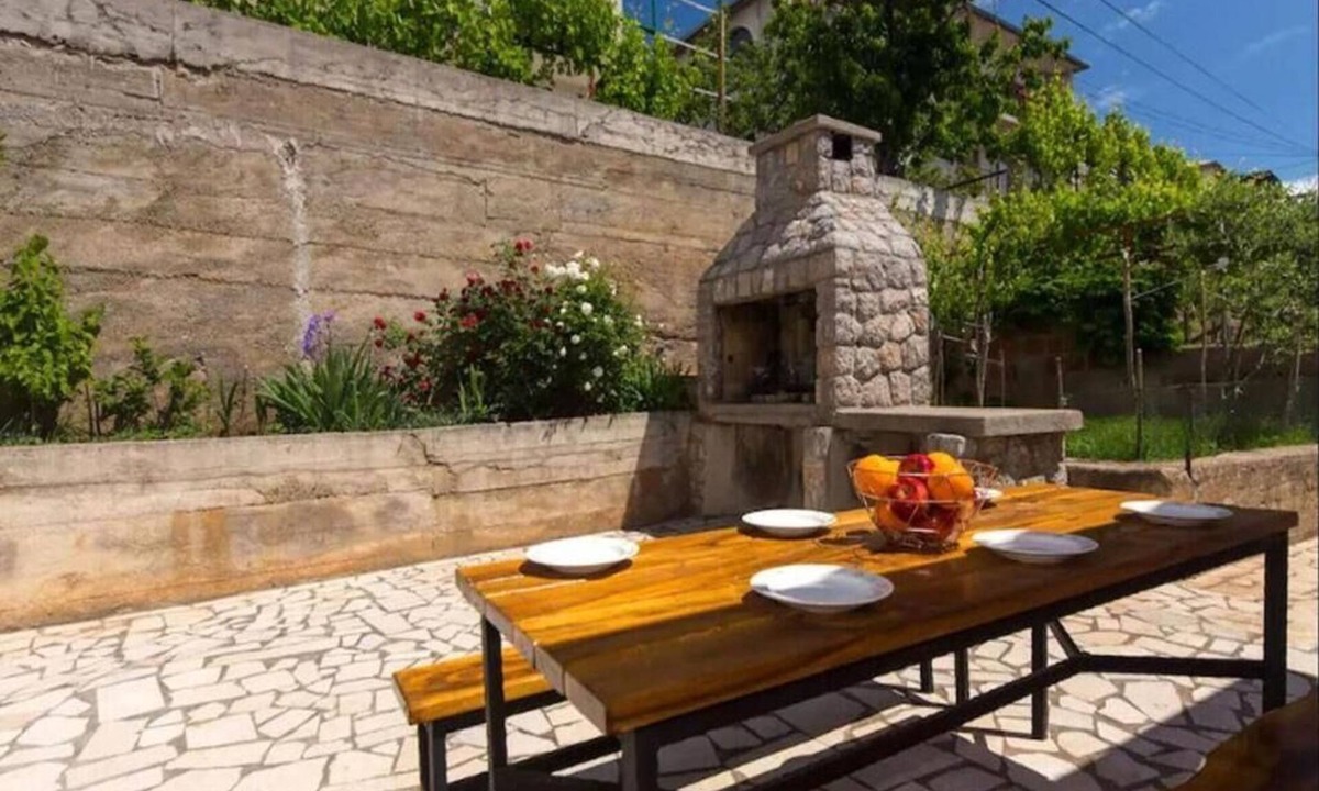 Vratarusa Apartment | Spacious apartment with breathtaking view in lovely town Senj with wifi