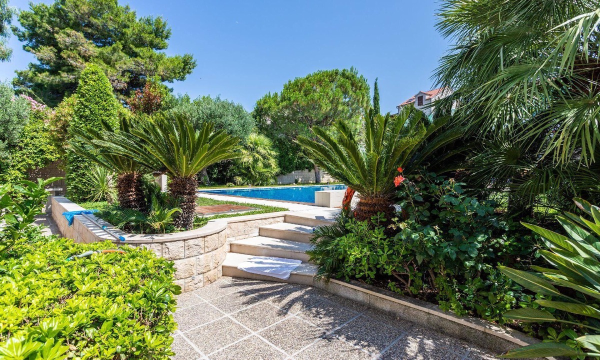 Splitska Apartment | Spacious apartment with sea view and balcony