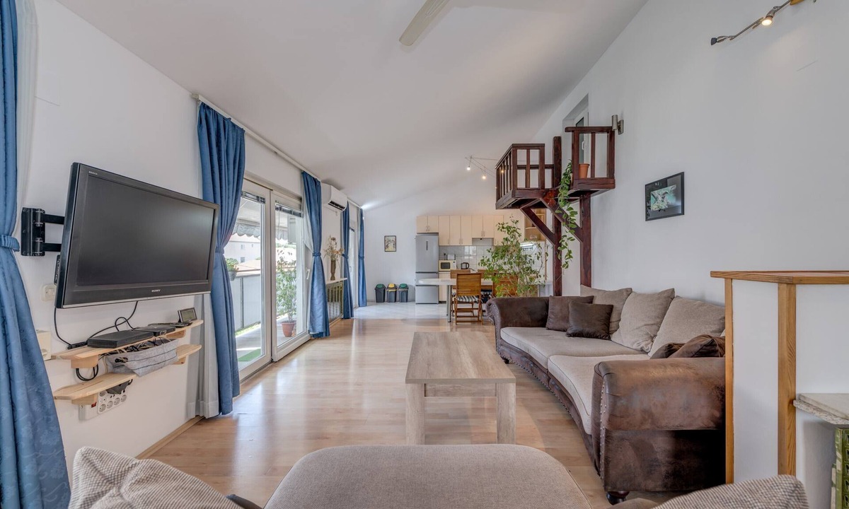 Vranjic Apartment | Spacious apartment Zvone with 3 balconies and parking