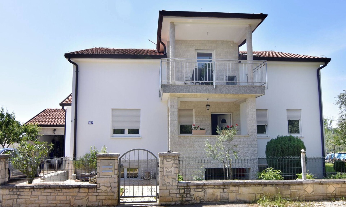 Krizine Apartment | Spacious Basement Apartment Near Umag