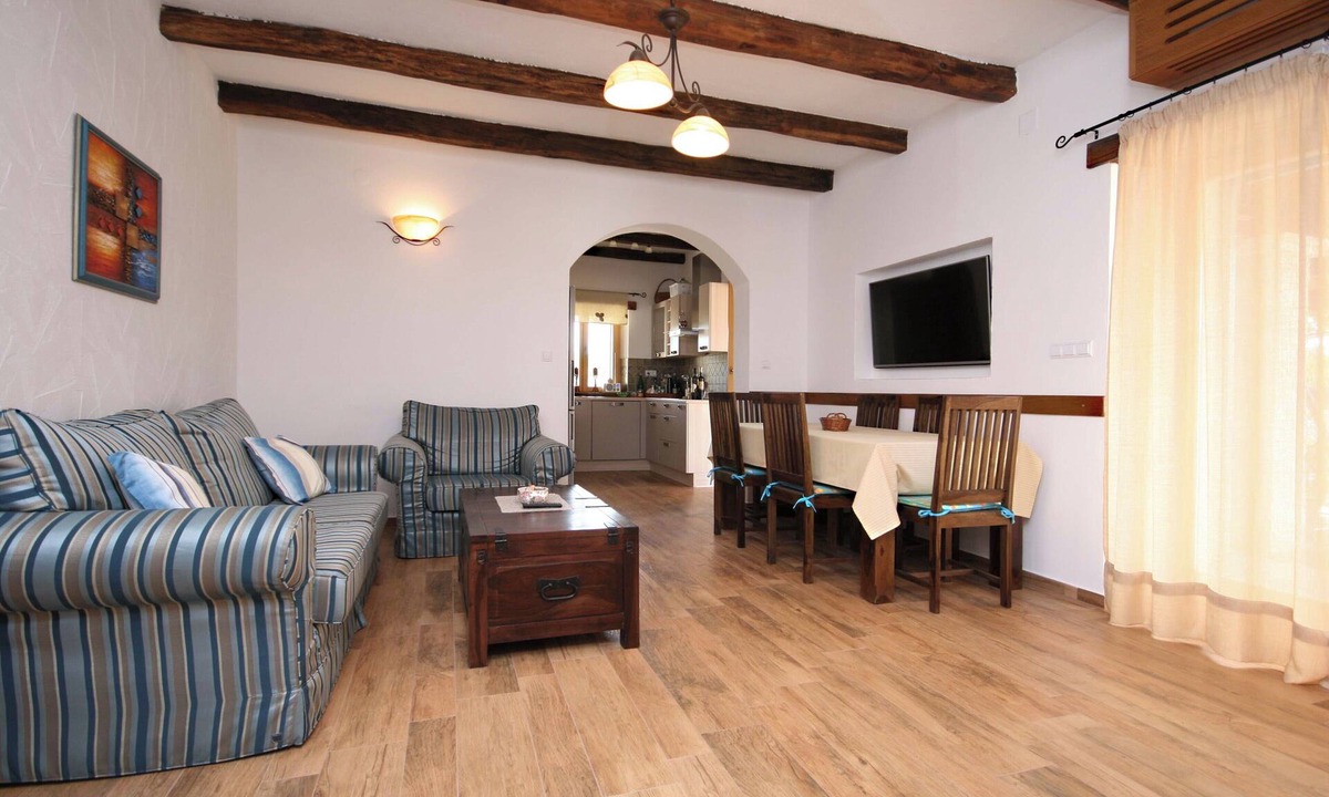Primosten Burnji Apartment | Spacious Ground Floor Retreat with Pool for Families & Groups