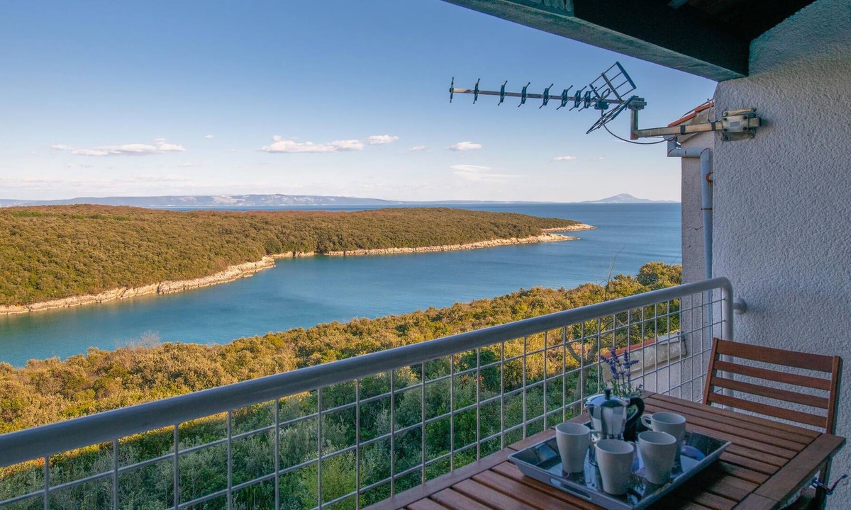 Segotici Apartment | Spend a relaxing vacation in this appealing apartment with sea view.