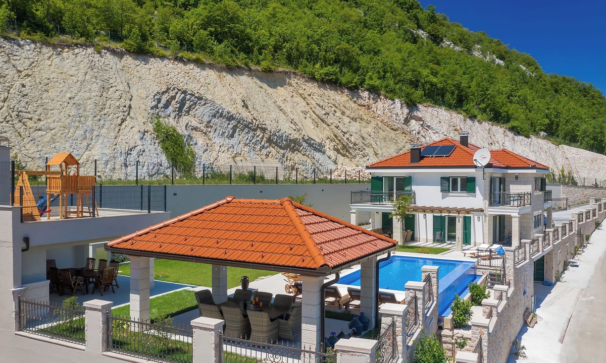 Lovrec House | Standalone luxury Finca in charming Ričice with Pool, Jacuzzi, Outdoor Kitchen