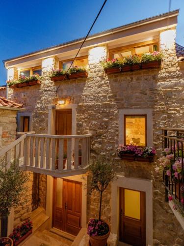 Split House | Stone house luxury rooms