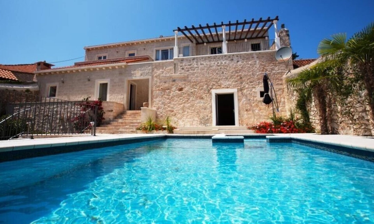 Milna (Brac) Villa | Stone villa | Private | Enclosed garden | Harbor view | Close to the beach