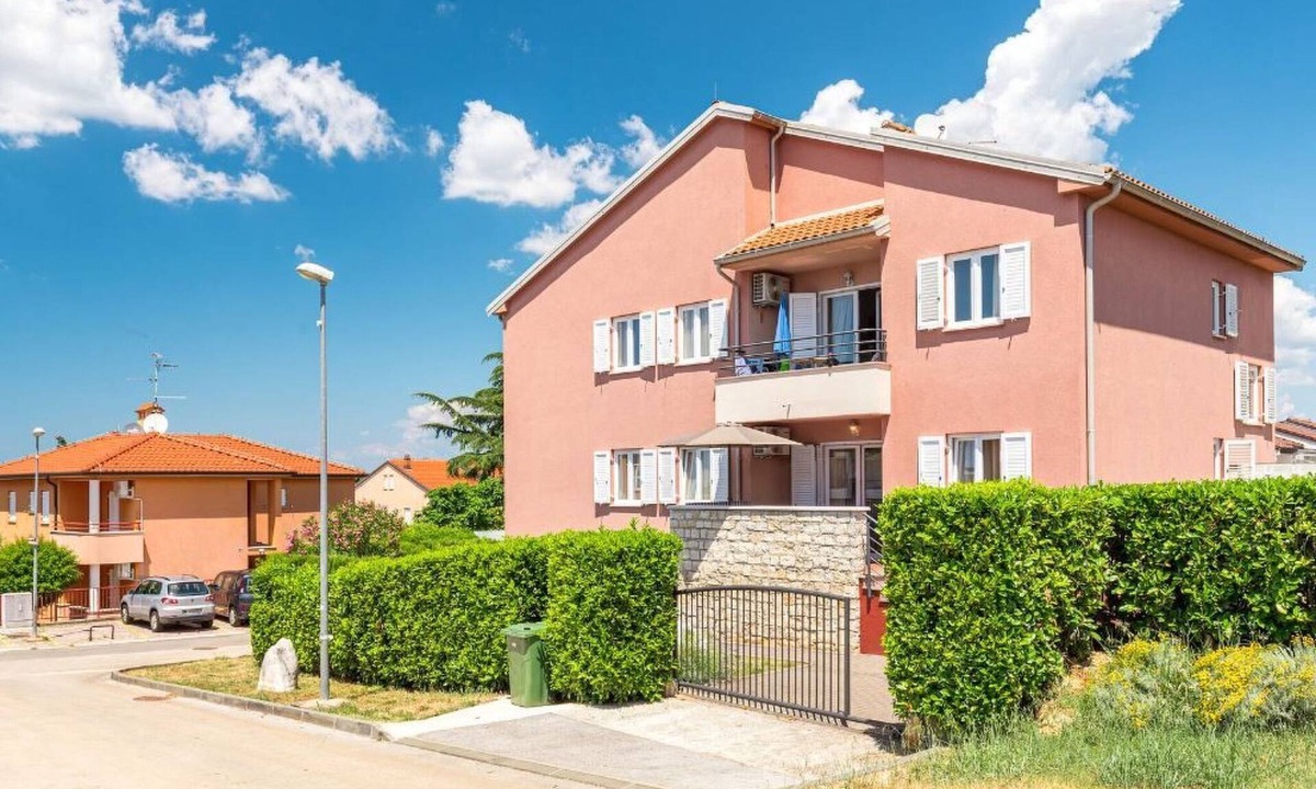 Dajla Apartment | Strandnahe Ferienwohnung mit großem Garten by Interhome