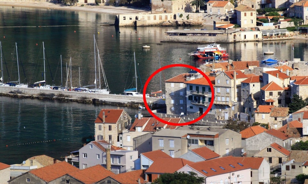 Komiza Apartment | Studio flat with terrace and sea view Komiža, Vis (AS-9703-b)