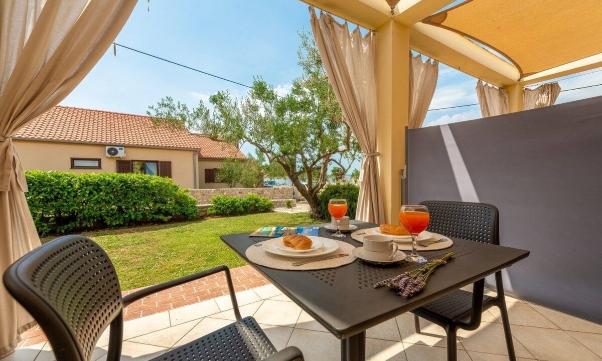 Nin Apartment | Studio flat with terrace and sea view Nin, Zadar (AS-5666-b)