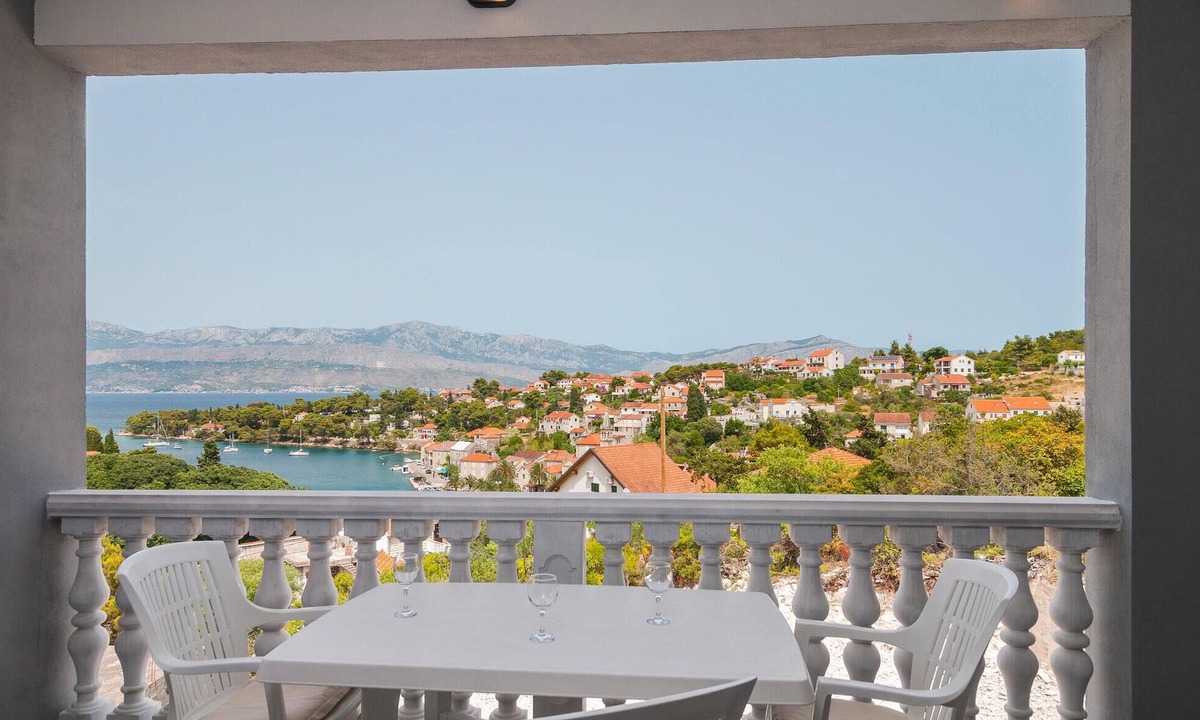 Splitska Apartment | Stunning apartment in Supetar-Splitska with WiFi
