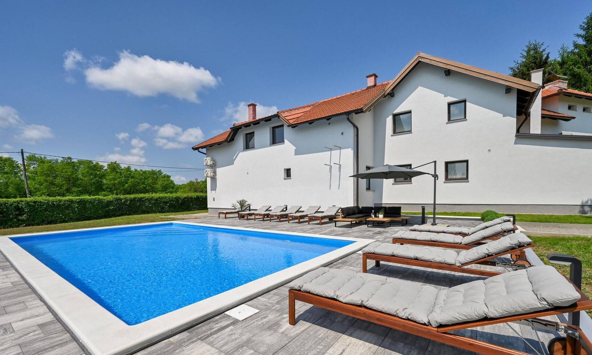 Lasinja House | Stunning home in Desni Stefanki